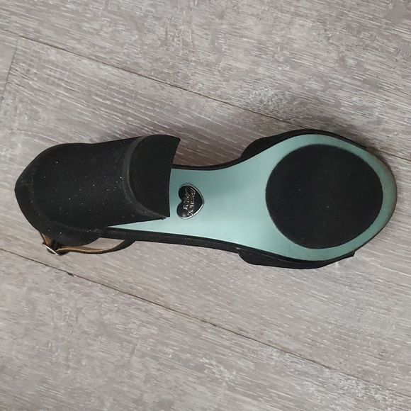 Heels - Picture 3 of 3